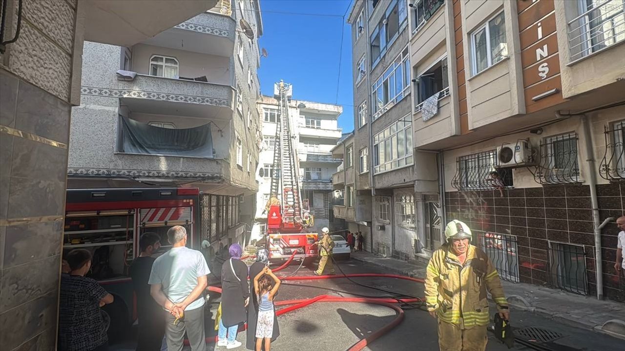 Esenler'de 5 Katlı Binanın Çatısında Yangın Söndürüldü