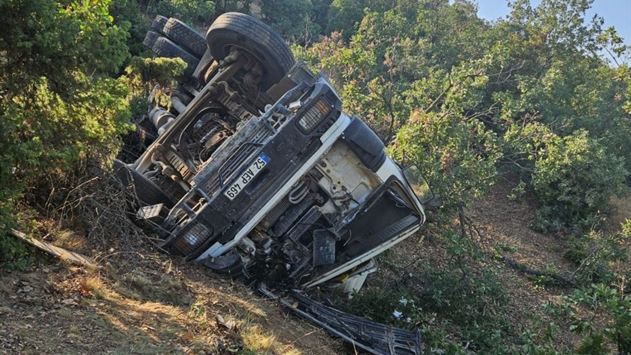 Eskişehir'de Beton Mikseri Devrildi: Sürücü Yaralandı