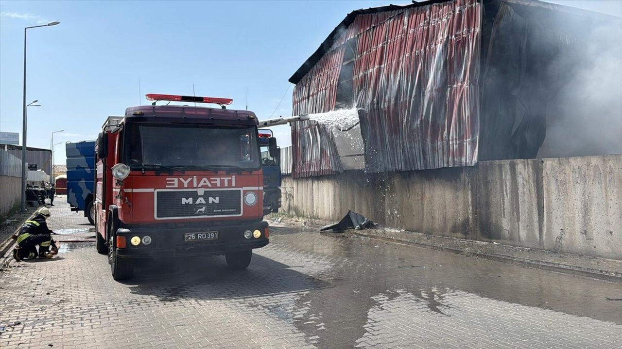 Eskişehir Odunpazarı'nda Geri Dönüşüm Tesisi Yangını Kontrol Altına Alındı