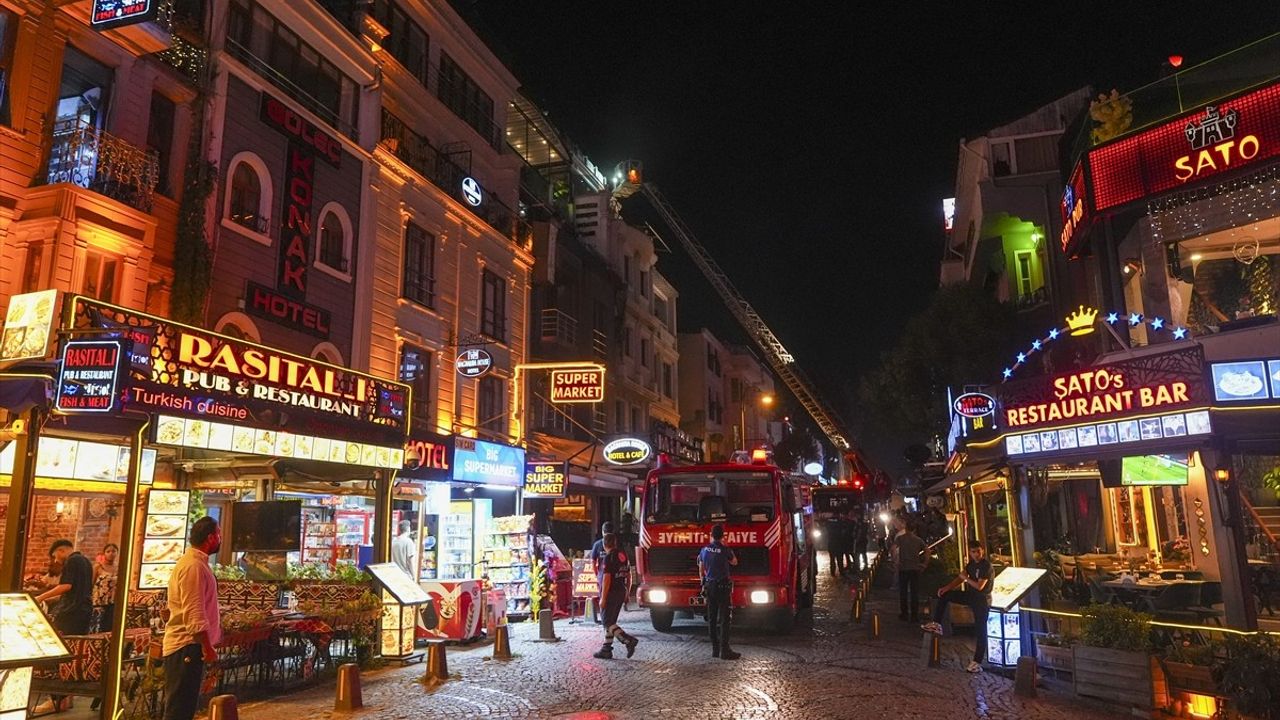 Fatih'te Otelde Çıkan Yangın Söndürüldü — Cankurtaran'da Tahliye ve Müdahale