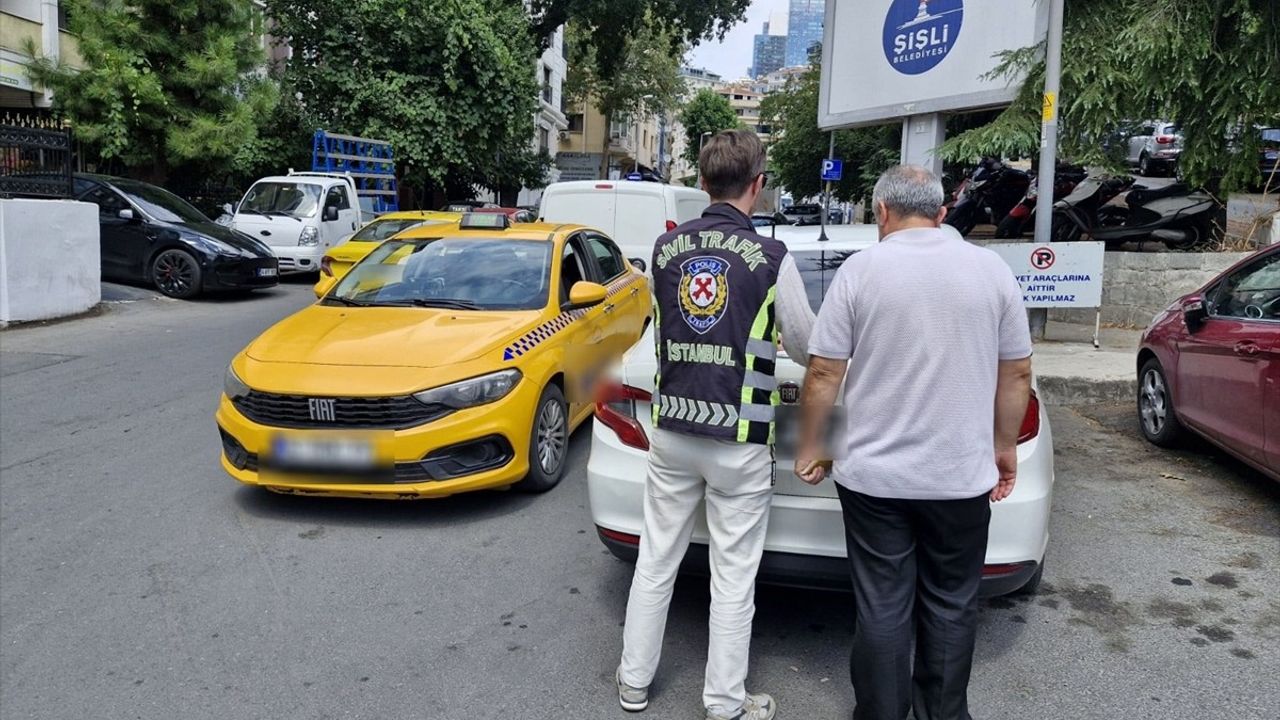 Fatih'te Yolcu Seçen Taksi Sürücüsüne 9 Bin 267 Lira Ceza