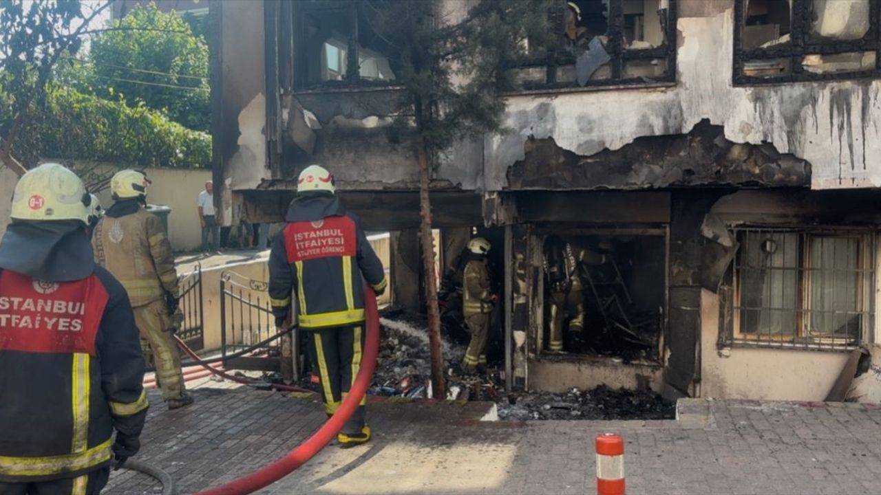 Fatih'teki Ecza Deposunda Yangın Kontrol Altına Alındı