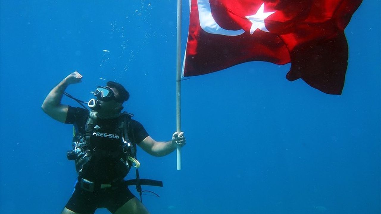 Fethiye'de 30 Ağustos: Deniz Dibinde Türk Bayrağı Açıldı