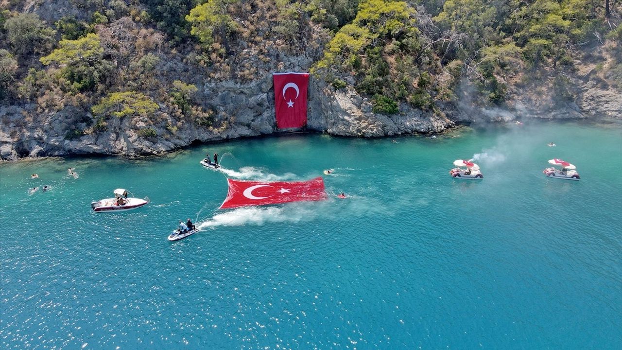 Fethiye'de JAK Timinden Denizde ve Kayalıklarda Türk Bayrağıyla 30 Ağustos Kutlaması