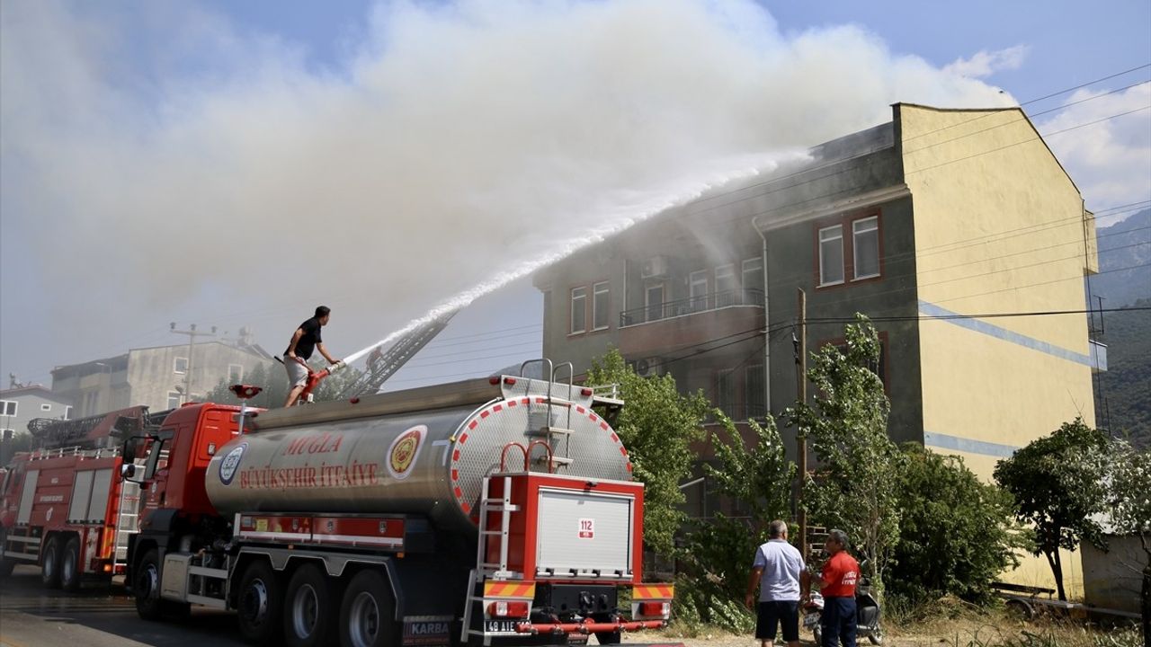 Fethiye'de Üç Katlı Evde Çıkan Yangın Hasara Neden Oldu