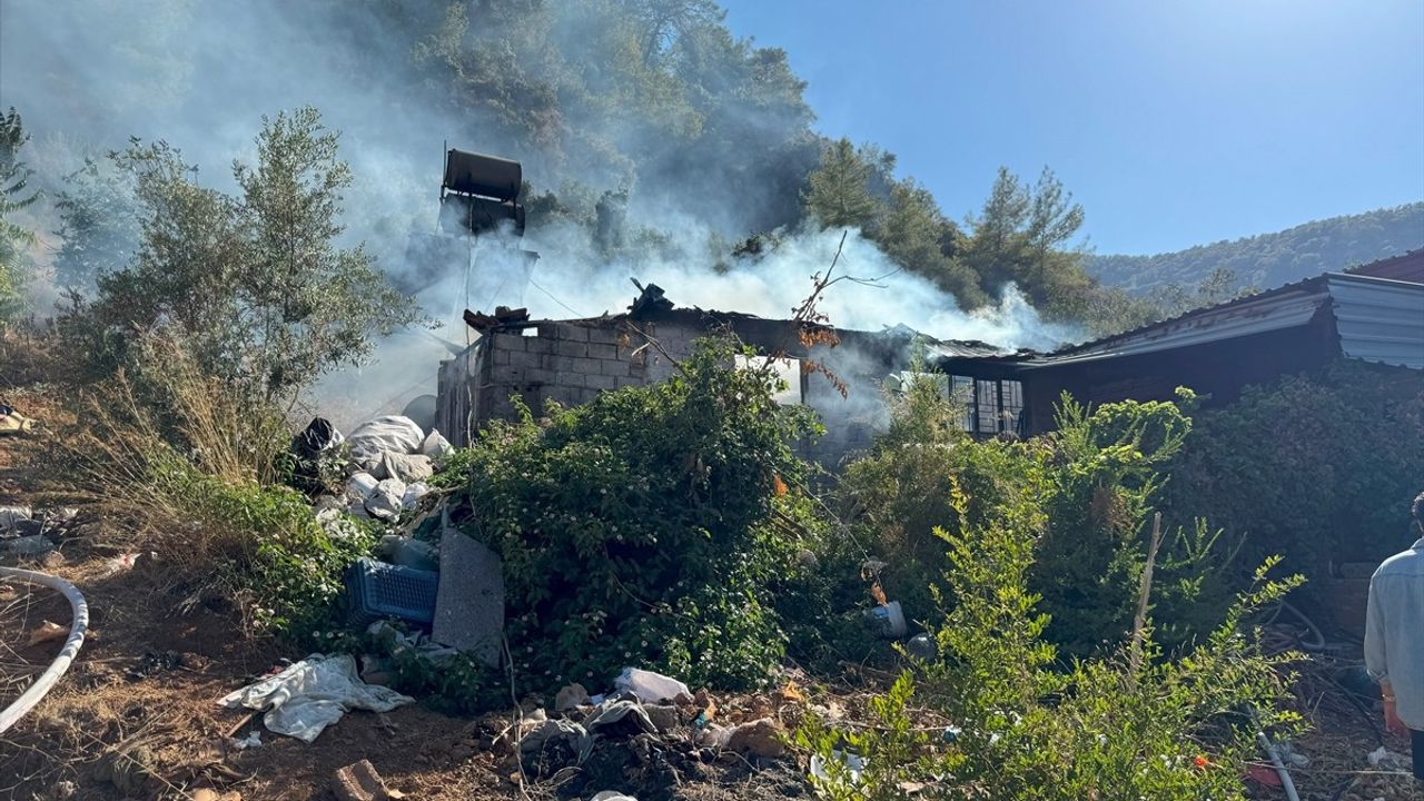 Fethiye'de Uyuşturucu İddialı Genç Evi Ateşe Verdi