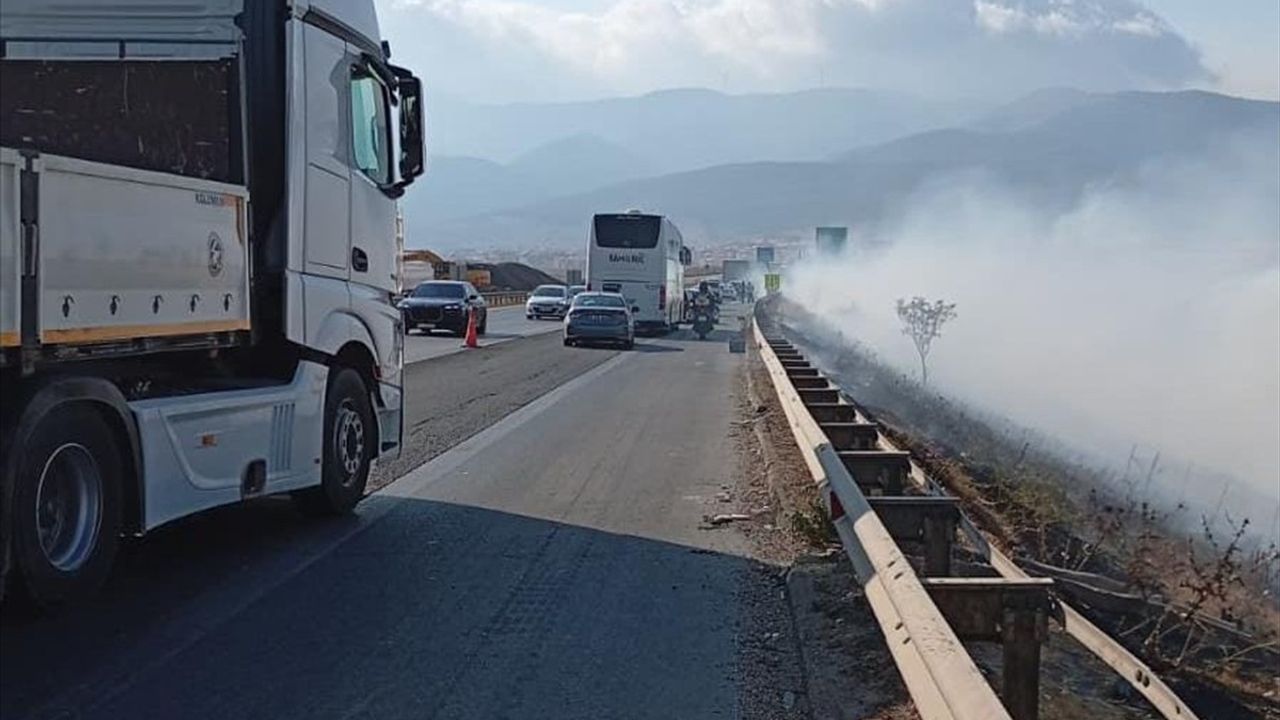 Gaziantep Nurdağı'nda TAG Otoyolu Kenarında Örtü Yangını Söndürüldü