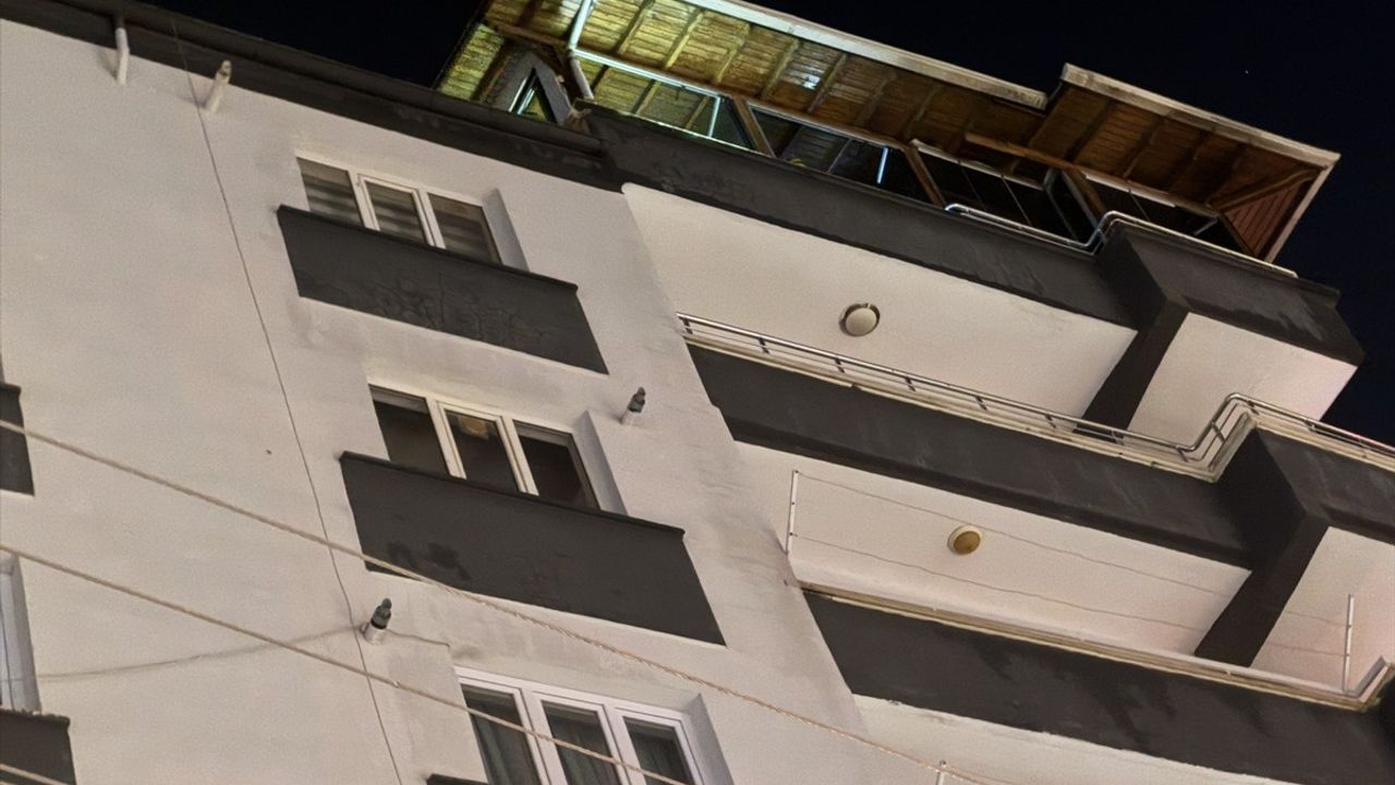 Gaziantep'te 7 Katlı Binanın Terasındaki Yangın Söndürüldü