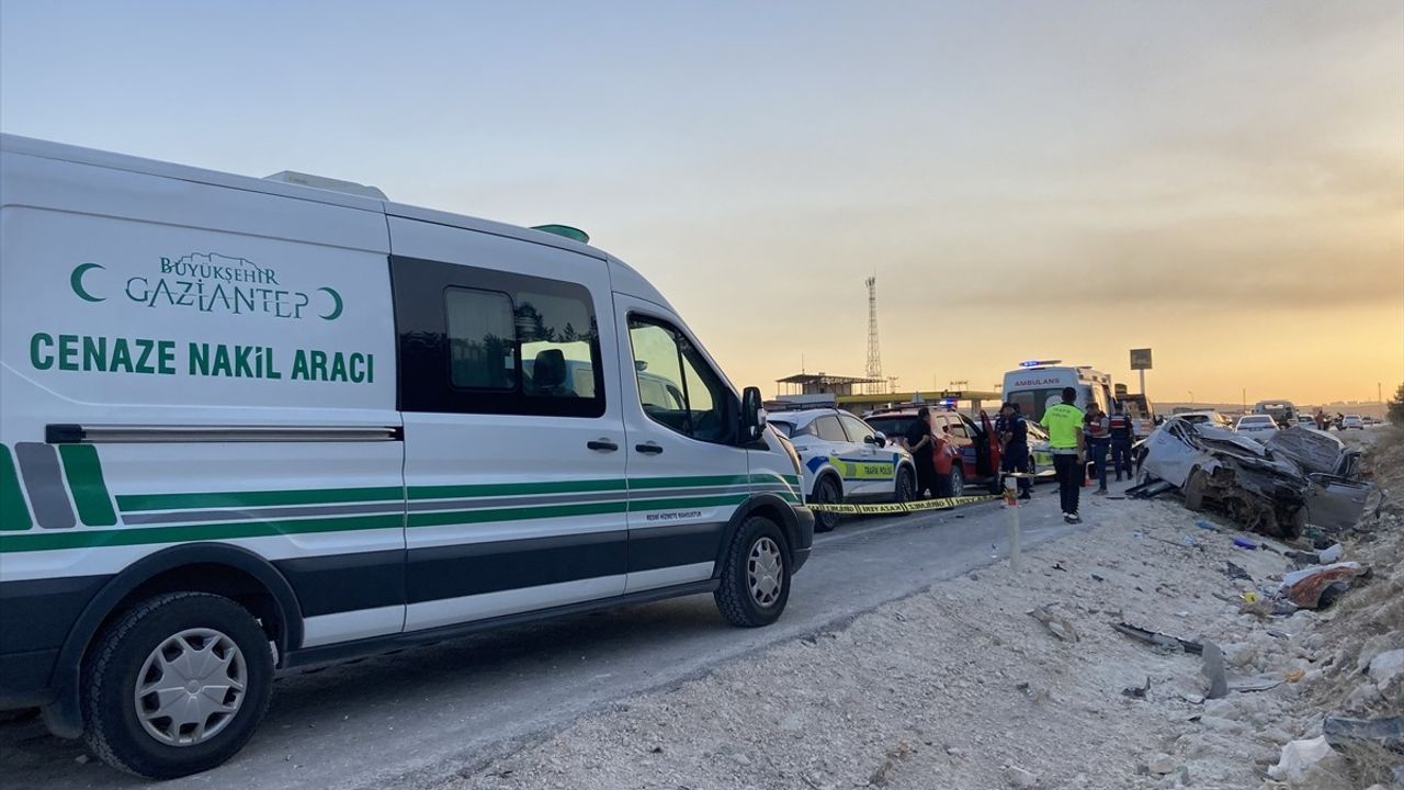 Gaziantep'te iki otomobil çarpıştı: 3 ölü, 3 yaralı