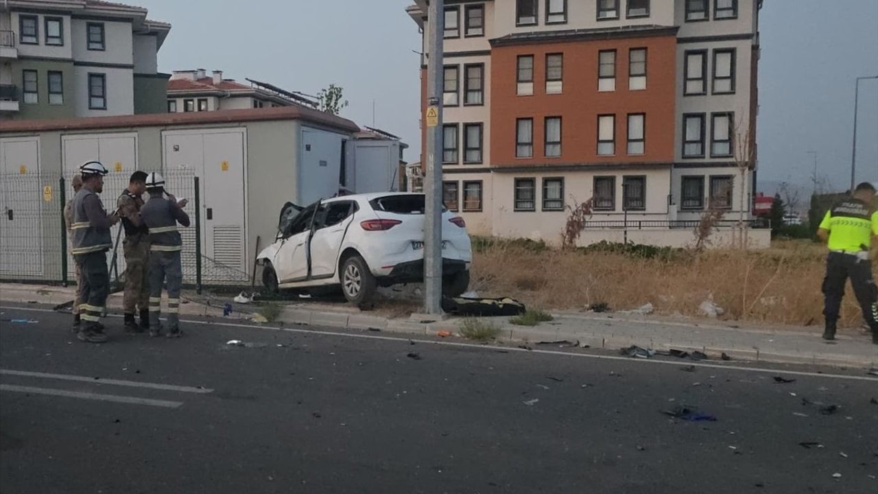 Gaziantep'te Otomobil ve Motosiklet Çarpıştı: 1 Ölü, 3 Yaralı