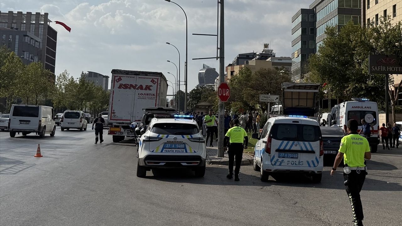 Gaziantep'te Tır Otobüse Çarptı: 3 Kişi Yaralandı, 2'si Ağır