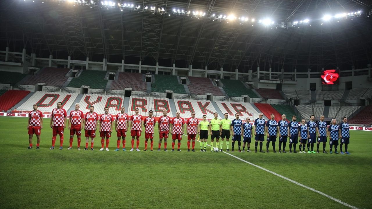 Gençlik ve Spor Bakanı Bak, Diyarbakır'da 'Gösteri Maçı'na Katıldı