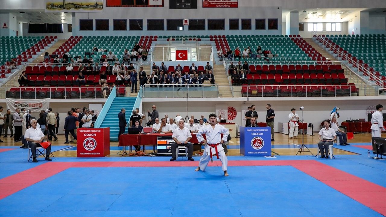 Gençlik ve Spor Bakanı Bak, Türkiye Karate Premier Ligi Müsabakalarını İzledi