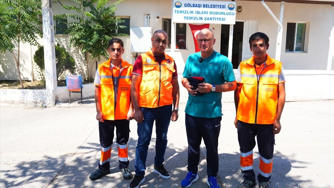 Gölbaşı'nda Temizlik İşçileri Altın ve Paralı Çantayı Sahibine Ulaştırdı