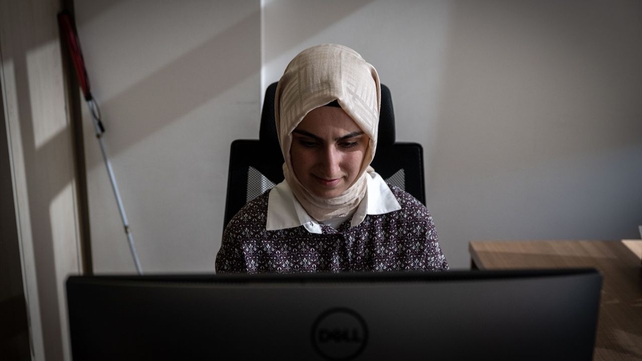 Görme Engelli Hukukçu Ayşe Begüm Başbozkurt Gür: TİHEK'te Başarı ve 'Seslerin İzinde'