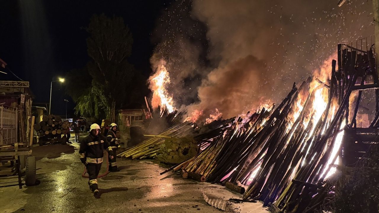 GÜNCELLEME - Erzincan Keresteciler Sitesi'nde Yangın Kontrol Altına Alındı