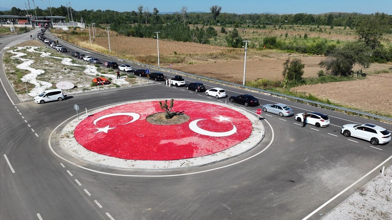 Gurbetçiler Türkiye'den Hüzünle Ayrılıyor: Edirne Sınır Kapılarında Dönüş Yoğunluğu
