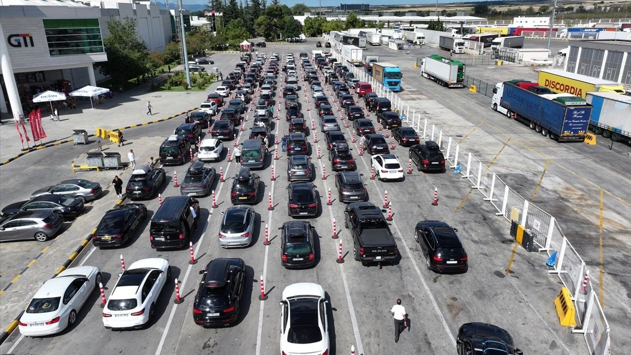 Gurbetçilerin Dönüşü Kapıkule'de Yoğunlaştı — Edirne'de Hareketlilik Sürüyor