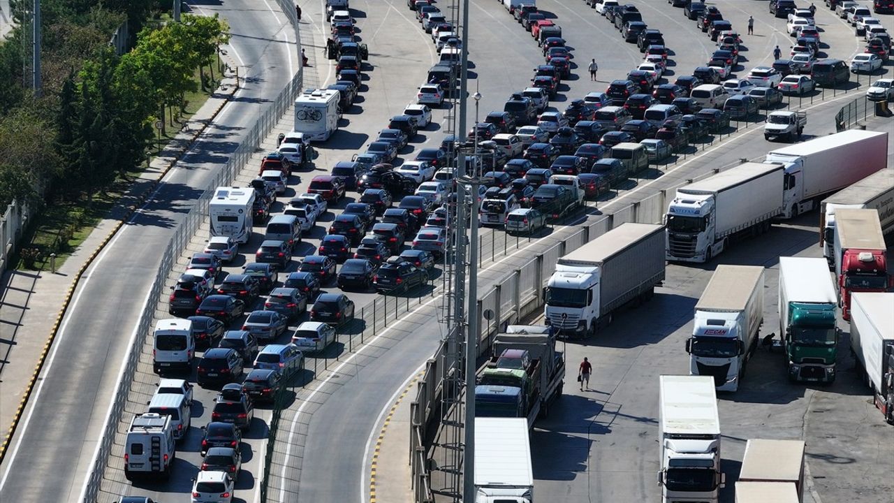 Gurbetçilerin Hüzünlü Dönüşü Kapıkule'de Sürüyor