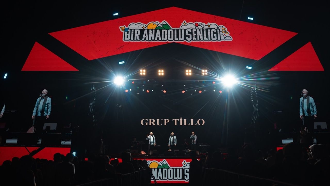 Hakkari'de 'Bir Anadolu Şenliği' coşkusu: Grup Tillo ve Şanlıurfa topluluğu
