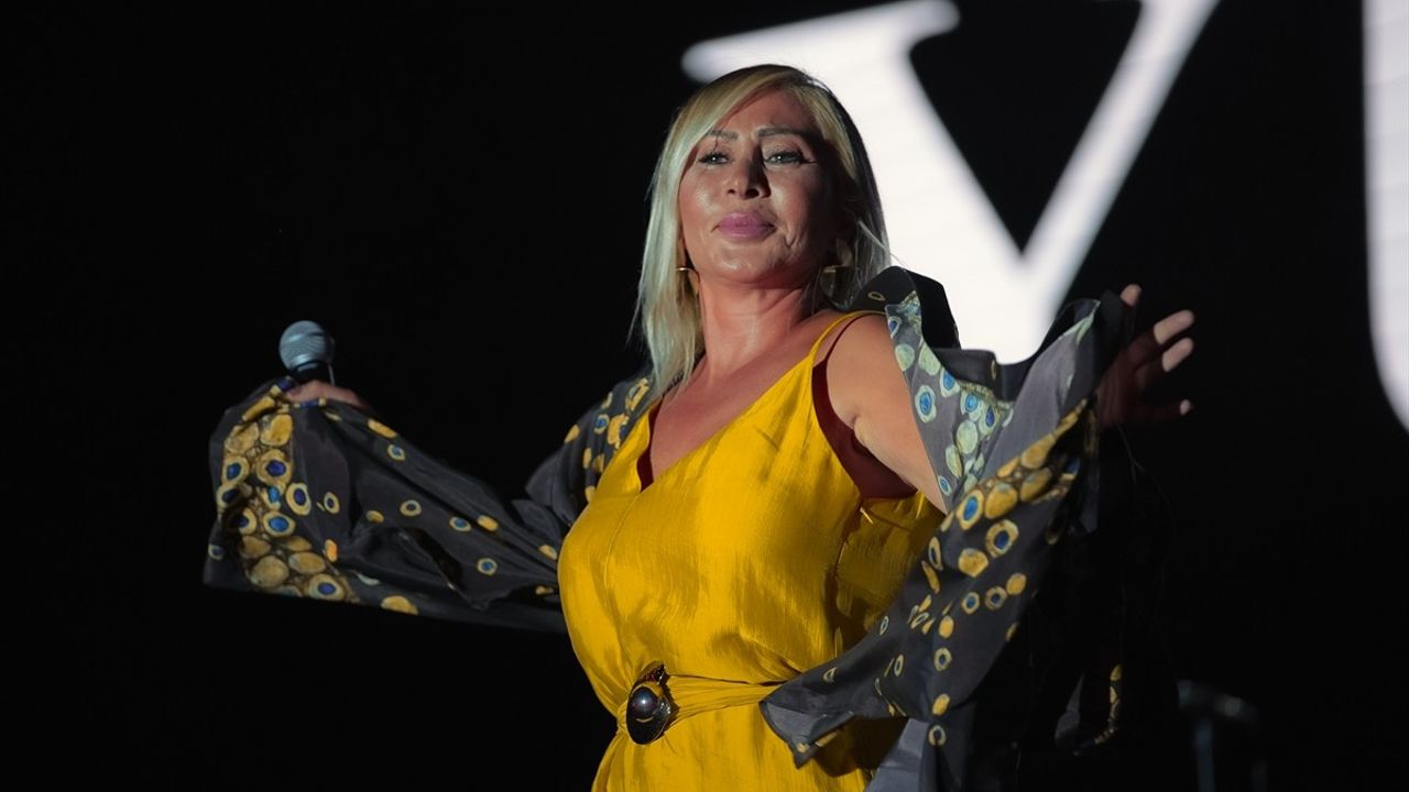 Hakkari'de 'Bir Anadolu Şenliği' Sürüyor: Denbejler ve Yudum Tatar Sahne Aldı