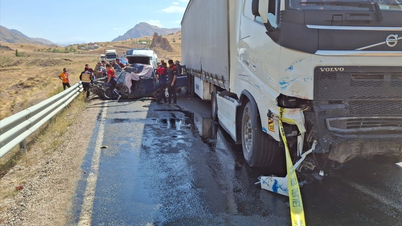 Hakkari'de Tır ile Pikabın Çarpışması: 3 Ölü, 2 Yaralı