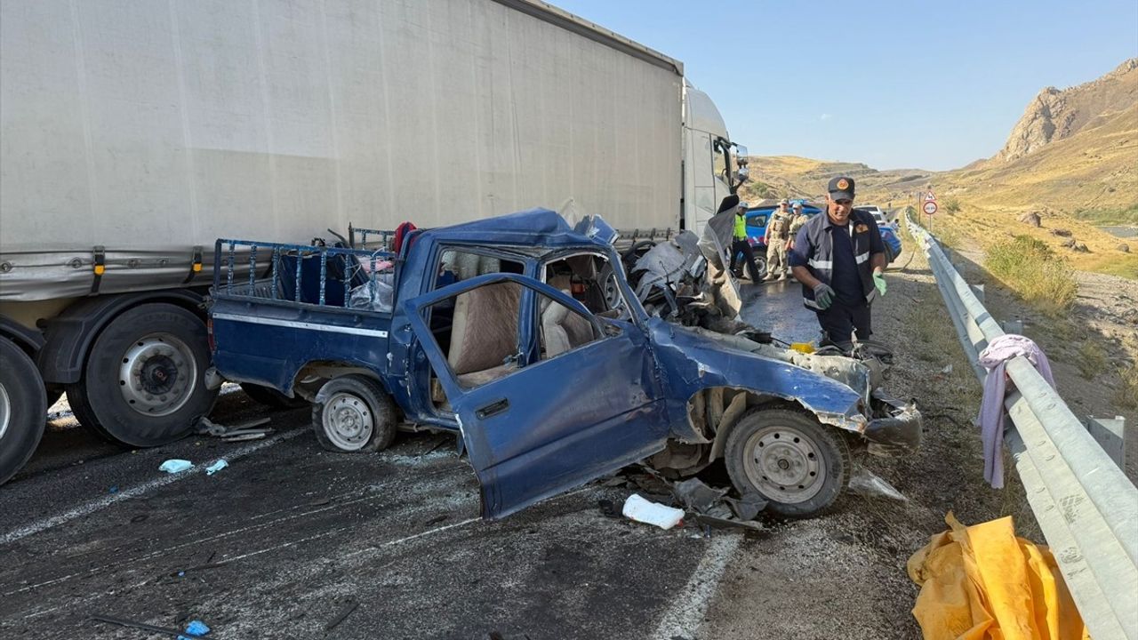 Hakkari'de Tır ile Pikap Çarpıştı: 4 Ölü, 1 Yaralı
