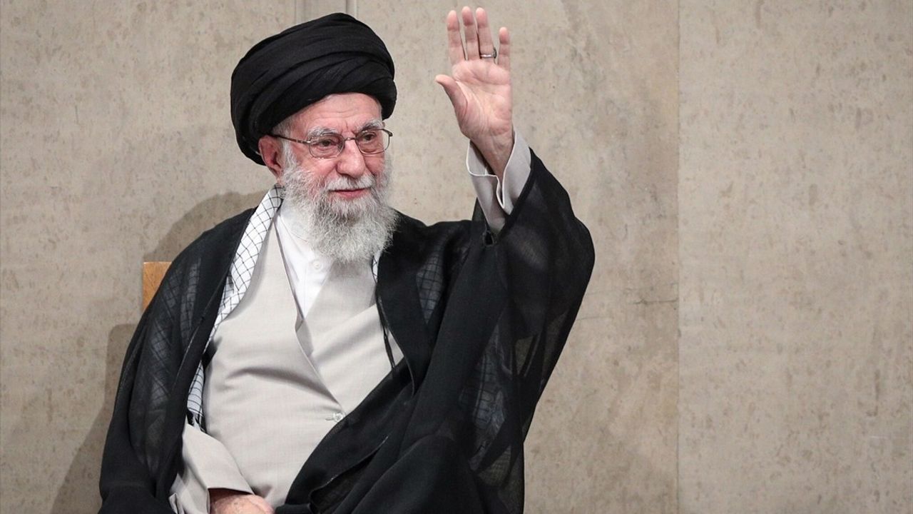 Hamaney: ABD ile Sorunlar 'Çözümsüz', Teslimiyete Kararlılık