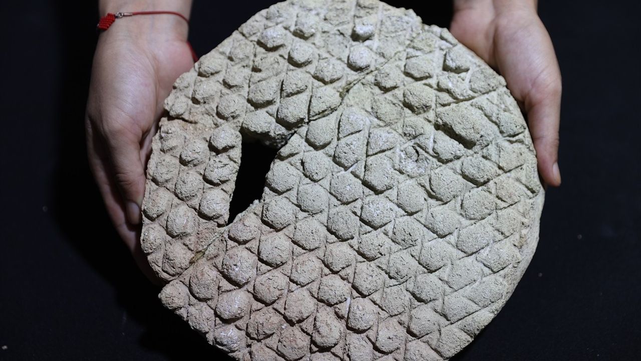 Harran'da 800 Yıllık Baklava Dilimi Desenli Tarihi Ekmek Kalıbı Bulundu