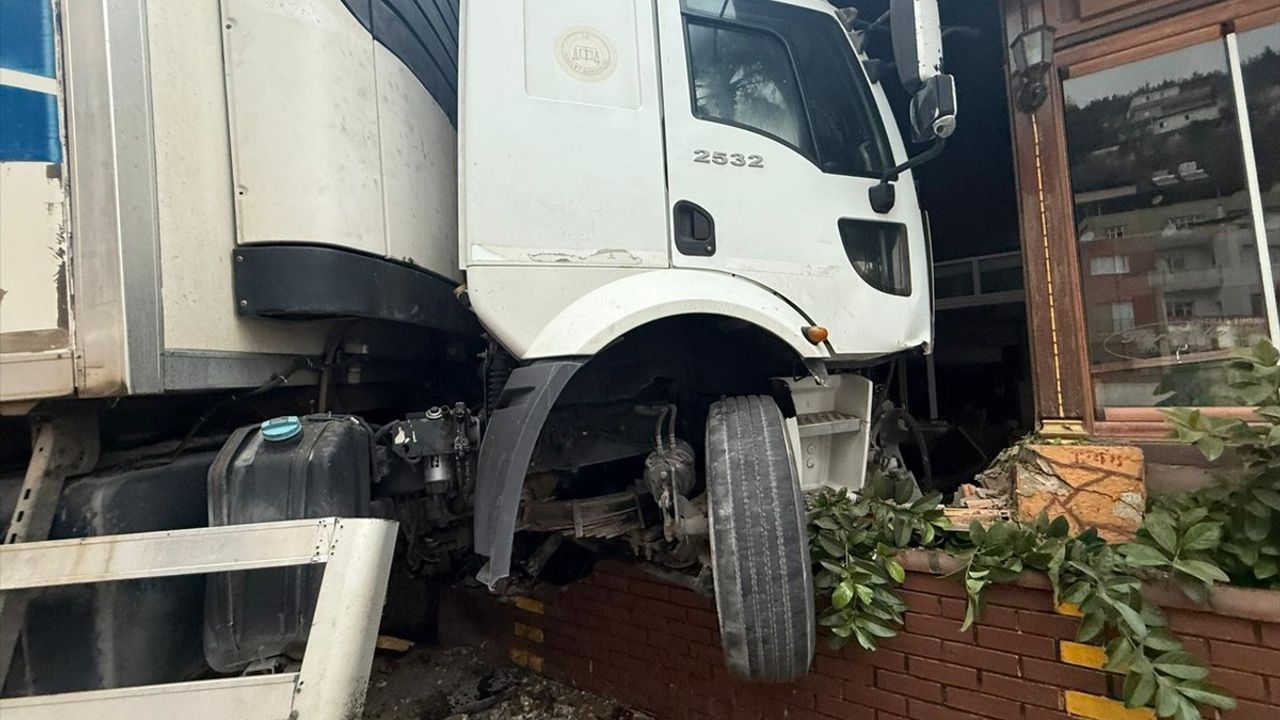 Hatay'da Freni Arızalanan Kamyon Vidanjöre ve Restorana Çarptı: Sürücü Yaralandı