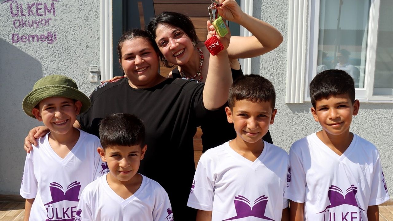 Hatay'da Ülkem Okuyor Derneği, depremzede aileye yeni ev teslim etti