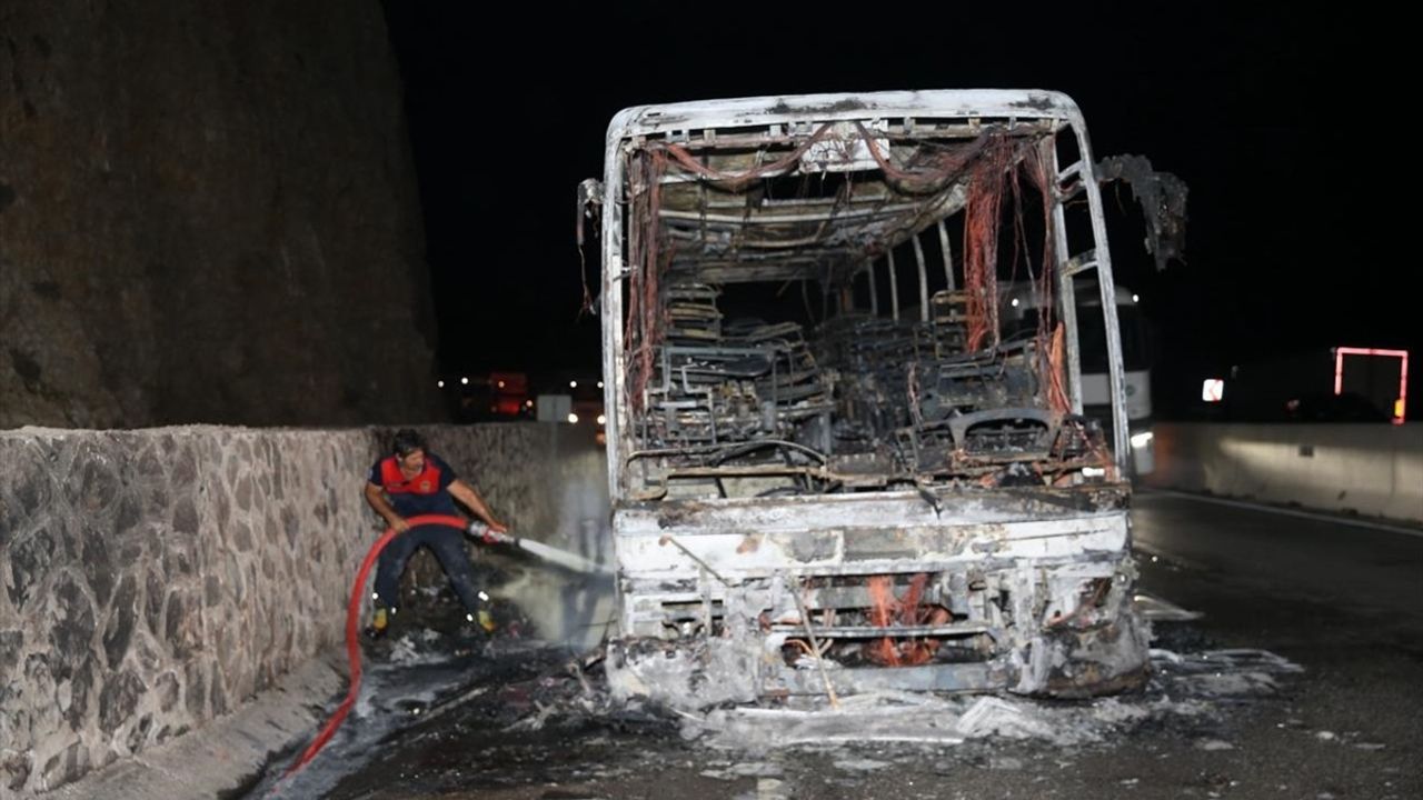 Hatay'da Yolcu Otobüsünde Yangın: 20 Yolcu Tahliye Edildi