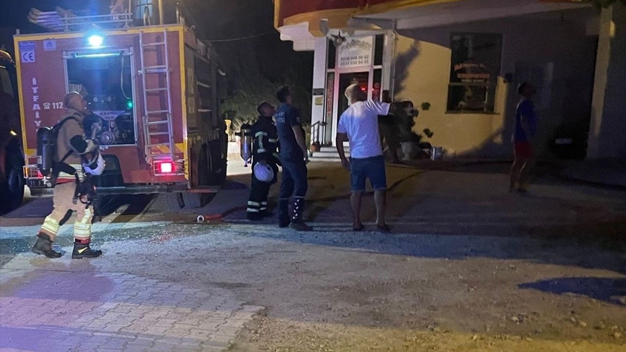 Hatay Samandağ'da Otelde Yangın: 11 Kişi Dumandan Etkilendi