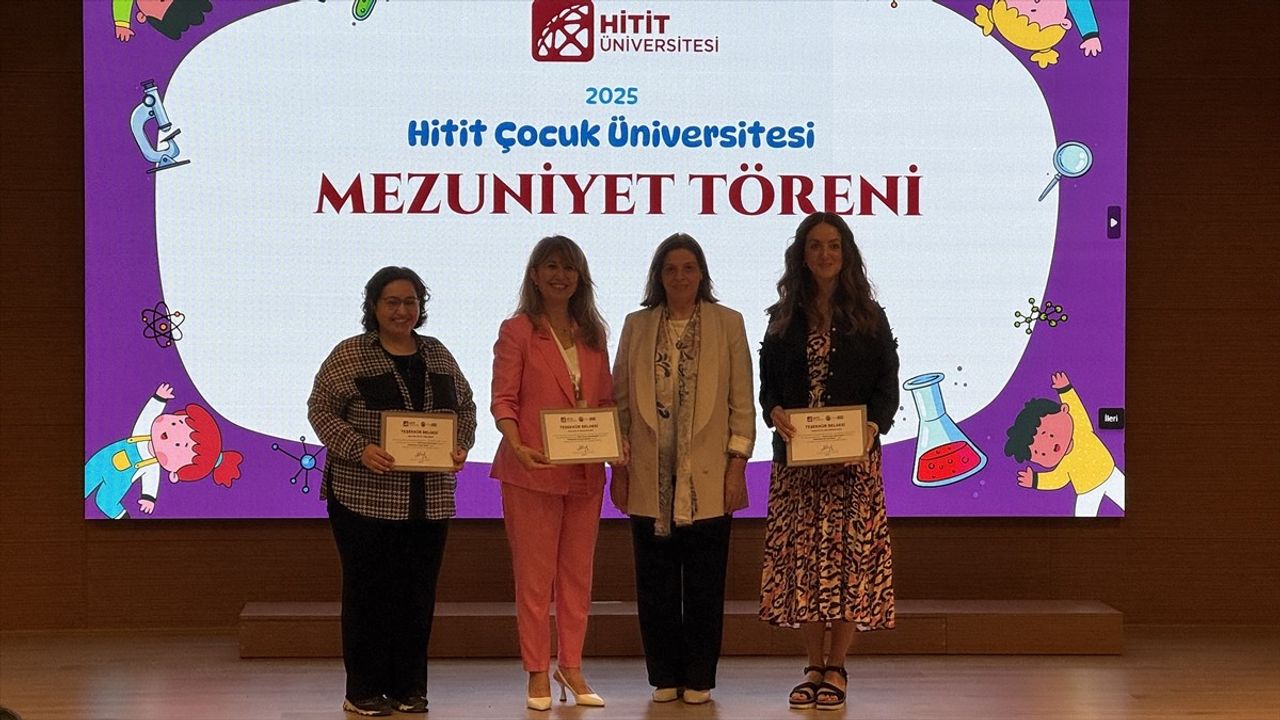 Hitit Çocuk Üniversitesi'nde 59 Öğrenci Kep Attı