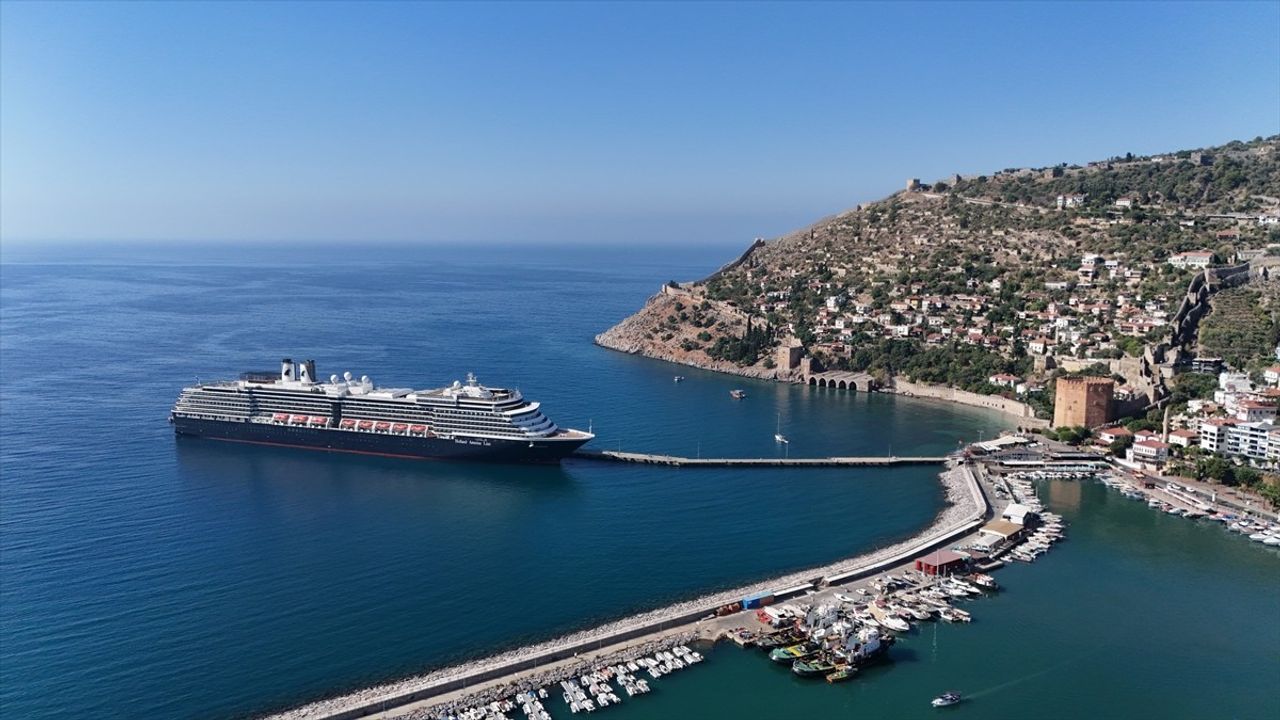 Hollanda Bayraklı Oosterdam Kruvaziyeri Alanya Limanı'na Demirledi