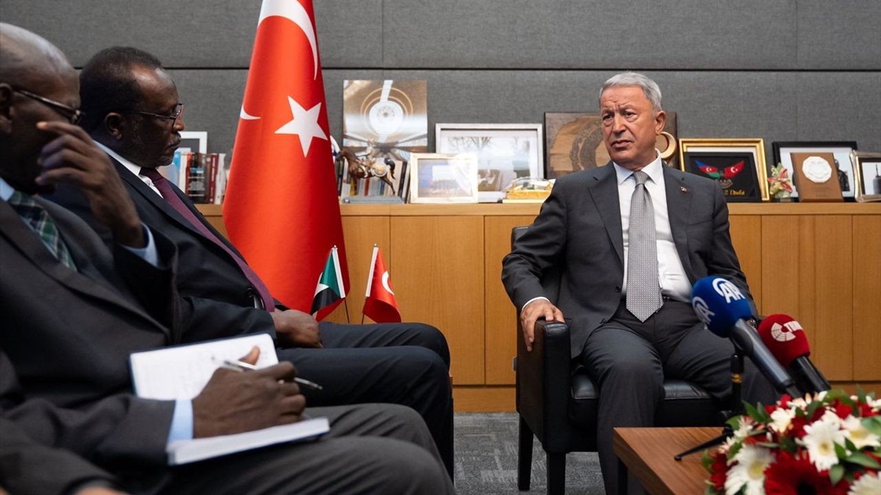 Hulusi Akar, Sudan'ın Ankara Büyükelçisi ile Görüştü