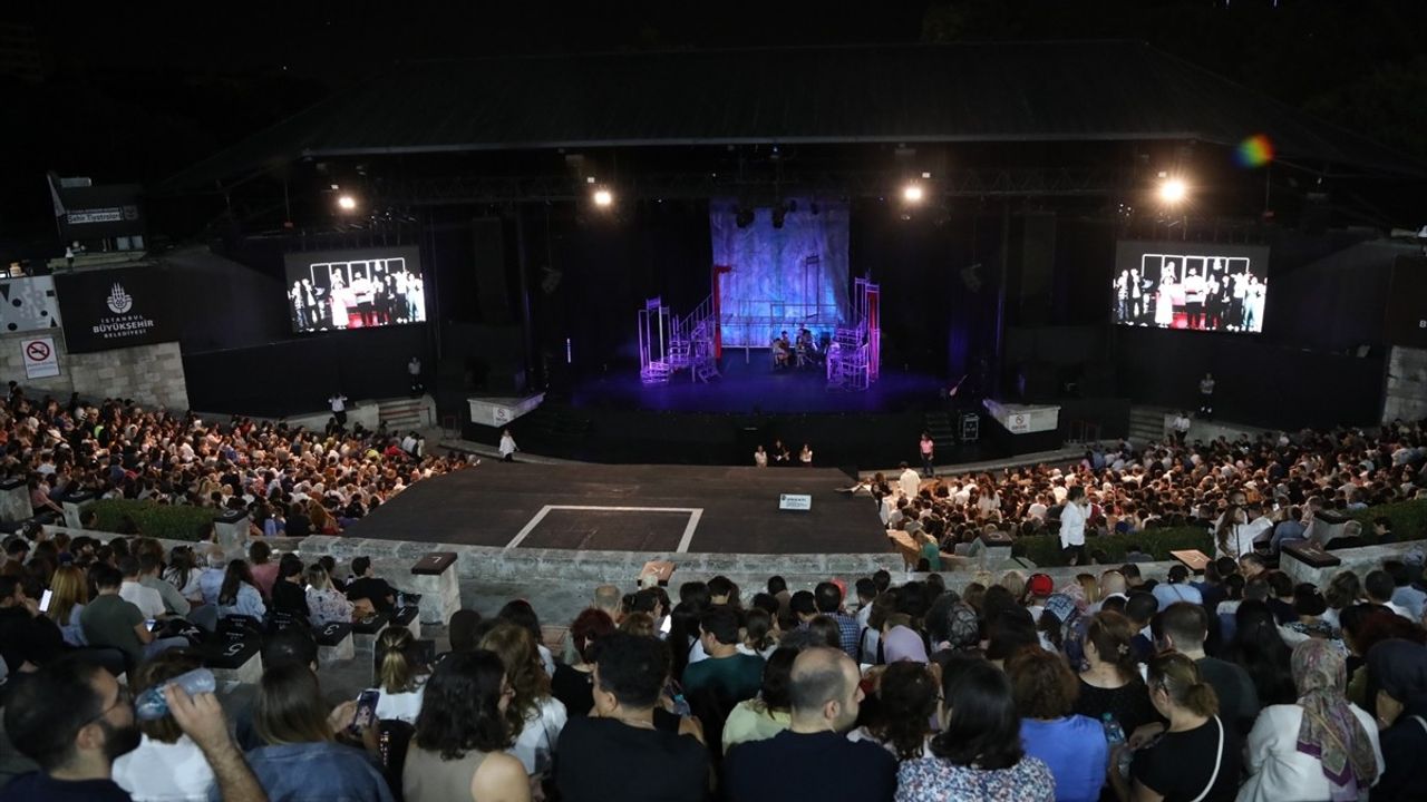 İBB Şehir Tiyatroları Harbiye'de 'Gözlerimi Kaparım Vazifemi Yaparım'ı sahneledi