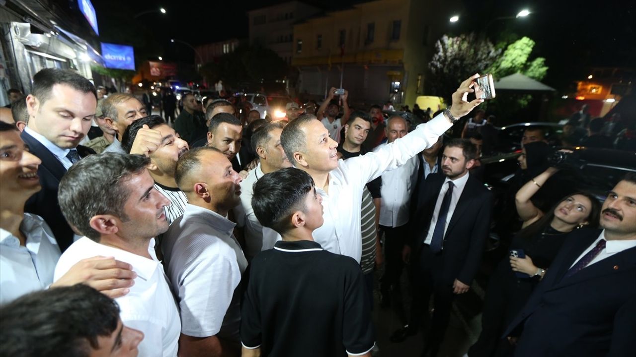 İçişleri Bakanı Yerlikaya, Ağrı'da Esnaf Ziyaretinde Bulundu