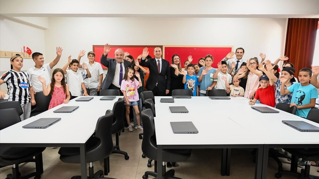 İGA'nın 'Zafer Yolu' Uşak'ta Bozkuş Köy Okullarına Destek Verdi