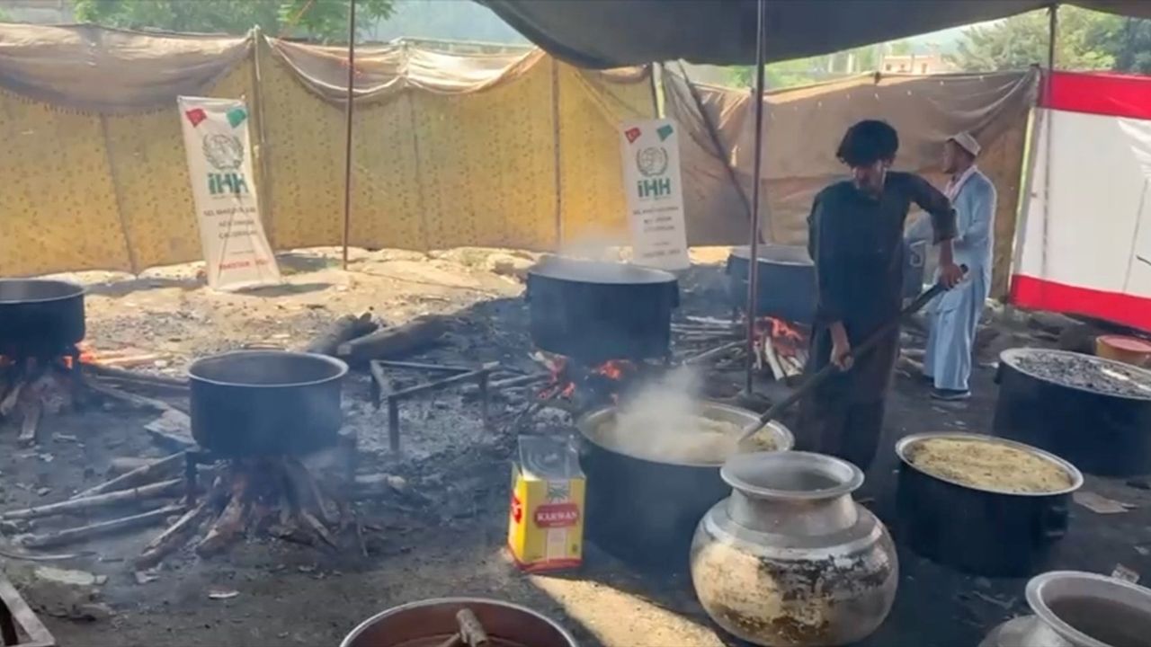 İHH'dan Pakistan sel mağdurlarına yardım: 1.000 sıcak yemek, 500 aileye destek