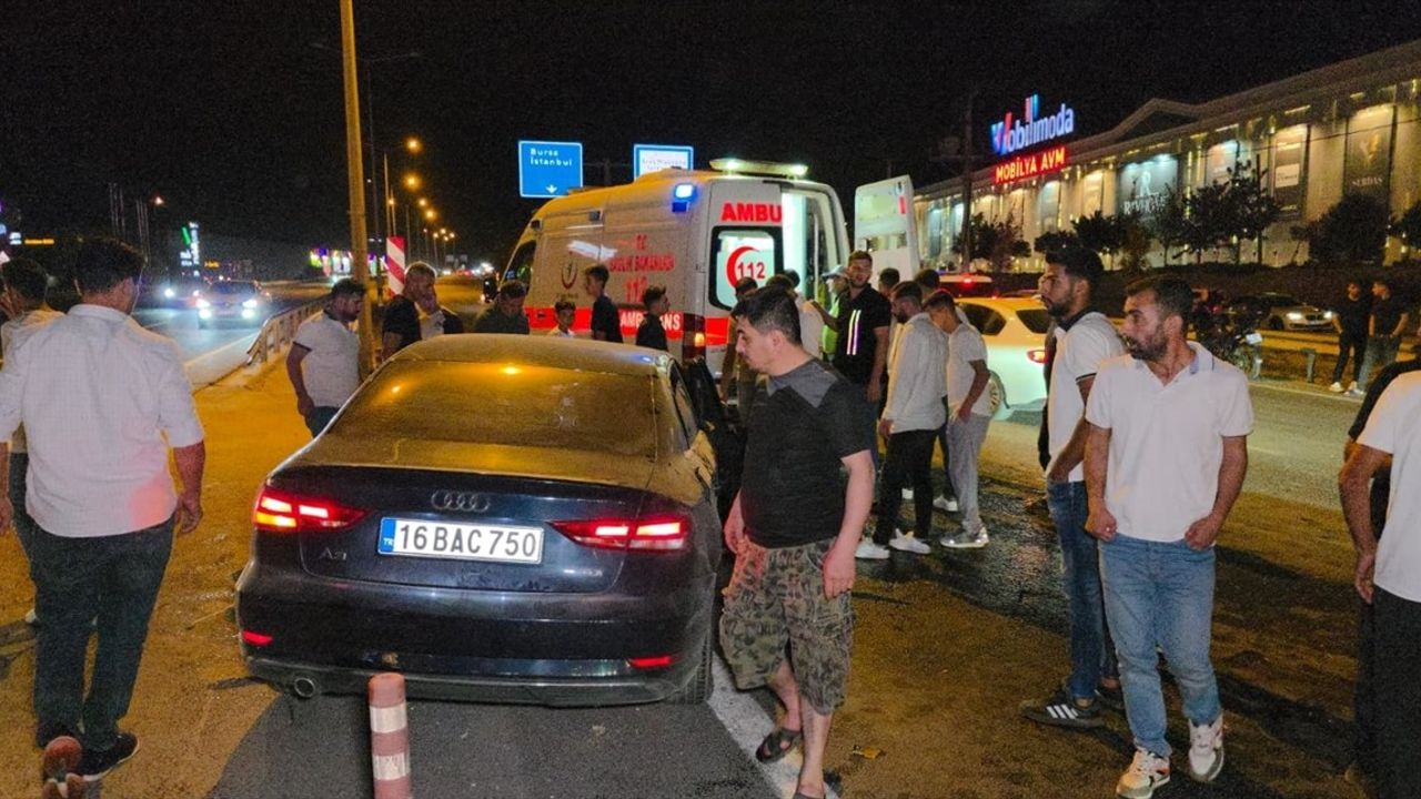 İnegöl'de Bariyere Çarpan Otomobilin Sürücüsü Ağır Yaralandı