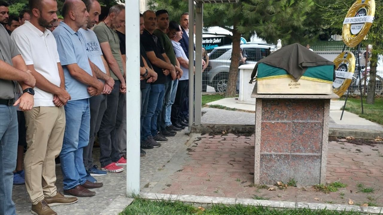 İnegöl'de Havuzda Fenalaşan 4 Yaşındaki Berra Dizi Defnedildi