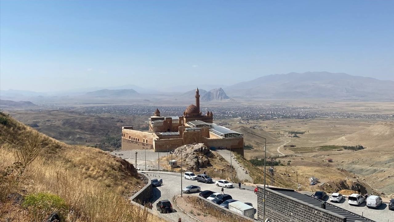 İshak Paşa Sarayı'na Yaz Akını: Doğubayazıt'ta UNESCO Listeli Tarihi Yapıda Yoğunluk