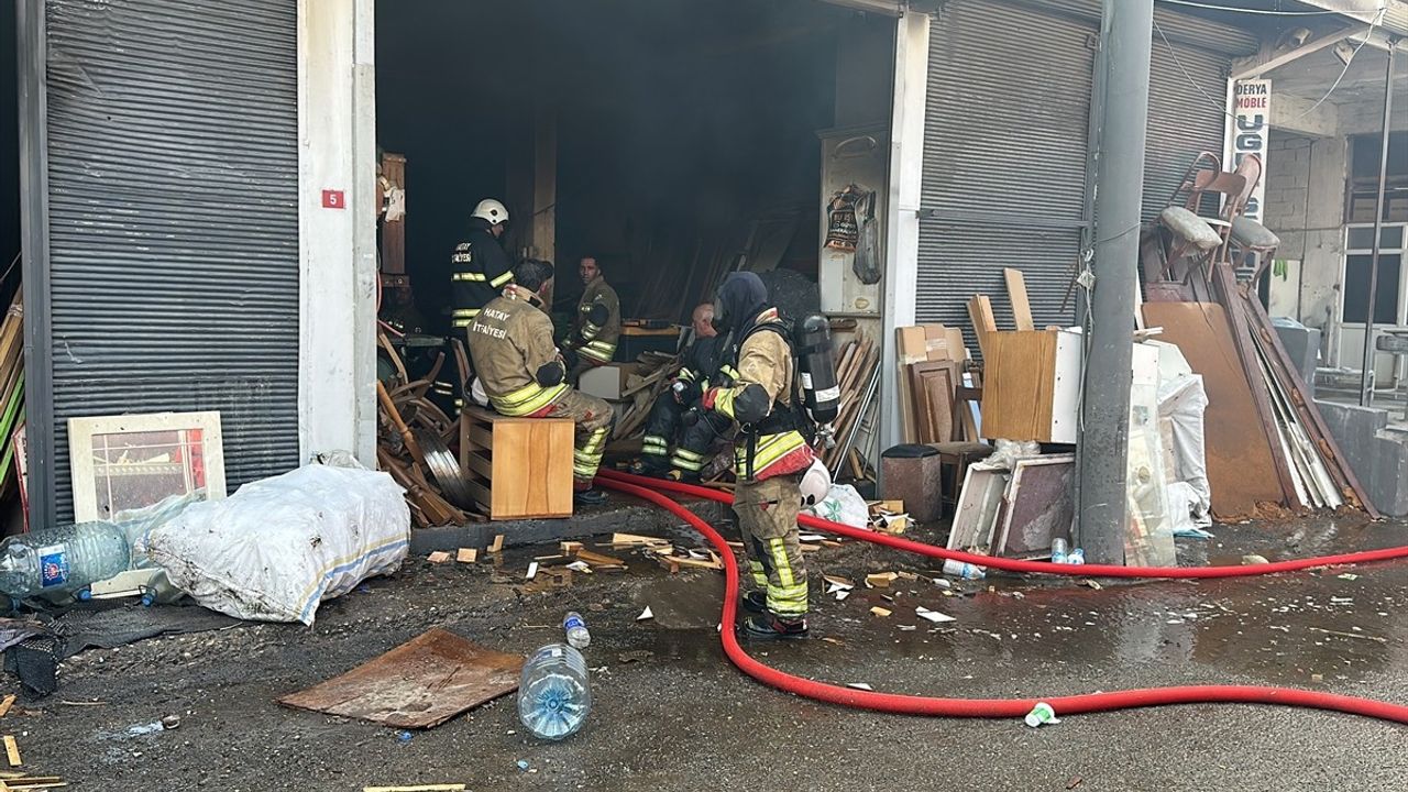 İskenderun'da Mobilya Atölyesinde Yangın Söndürüldü
