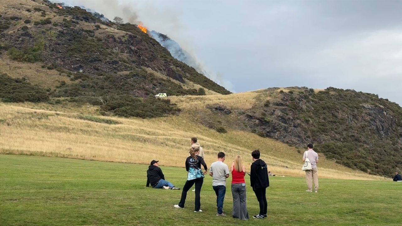 İskoçya'nın Arthur's Seat Tepesi'nde Yangın Alarma Geçirdi