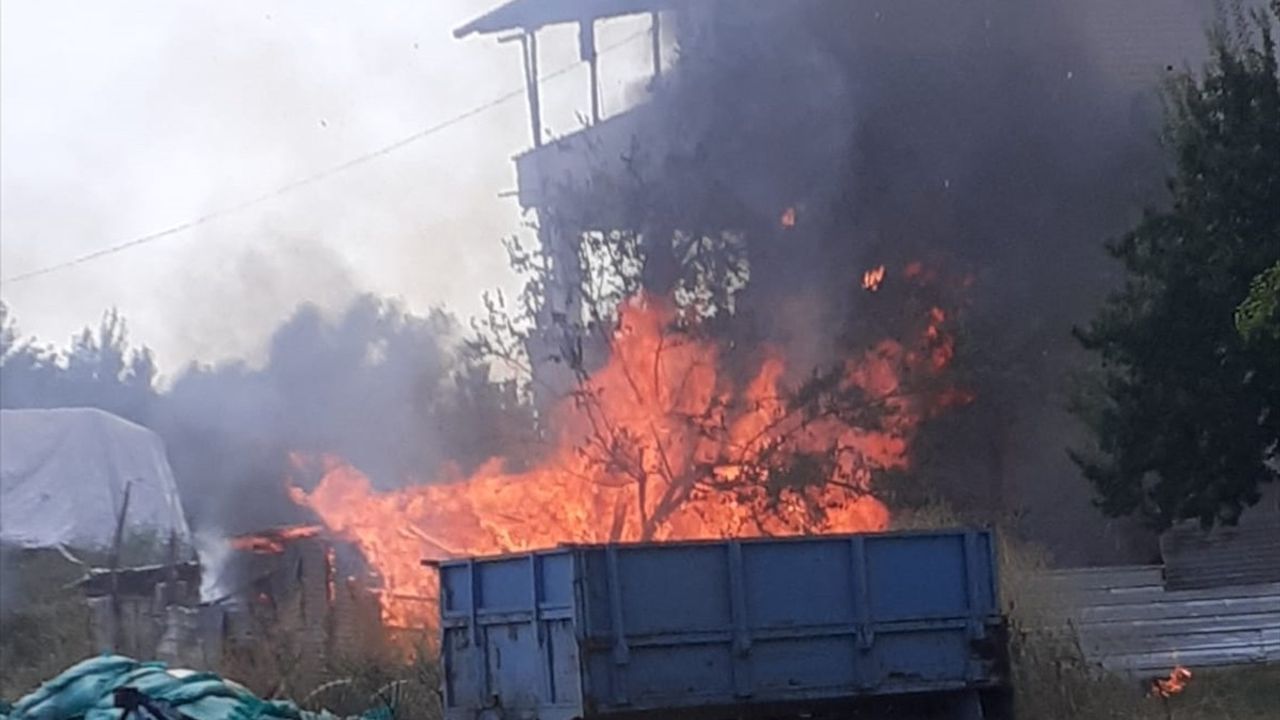 Isparta Yalvaç'ta depo ve eve sıçrayan yangın söndürüldü