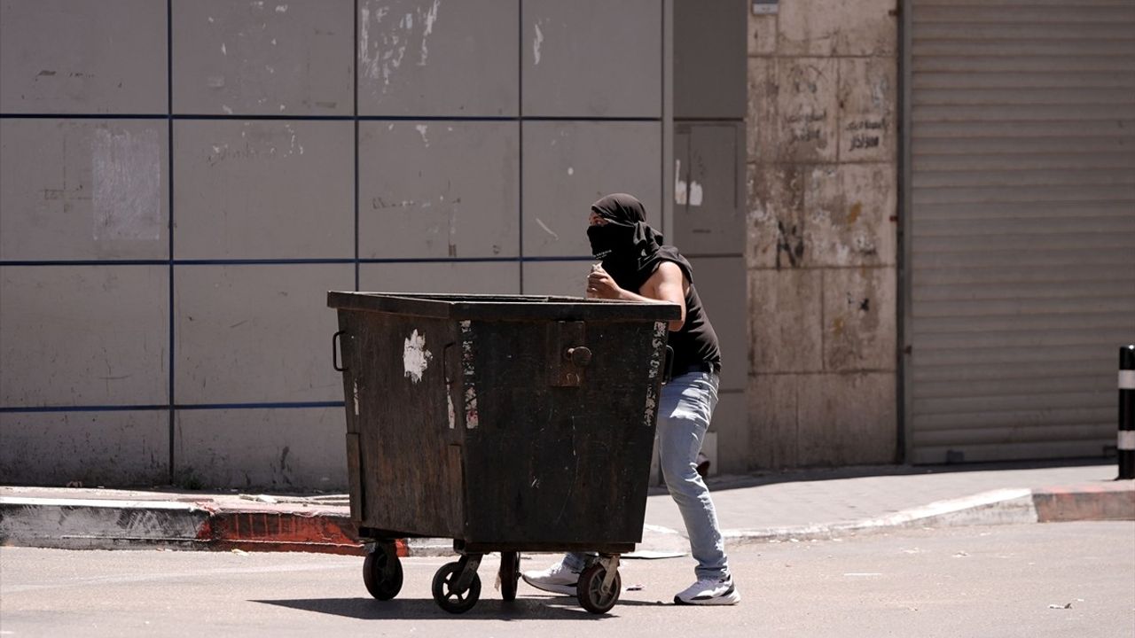 İsrail Ordusu El Halil ve Ramallah'a Eş Zamanlı Baskın Düzenledi