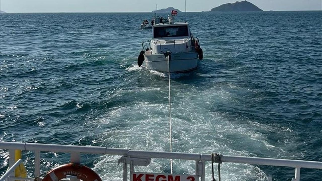İstanbul Boğazı'nde Sürüklenen Tekne Kurtarıldı