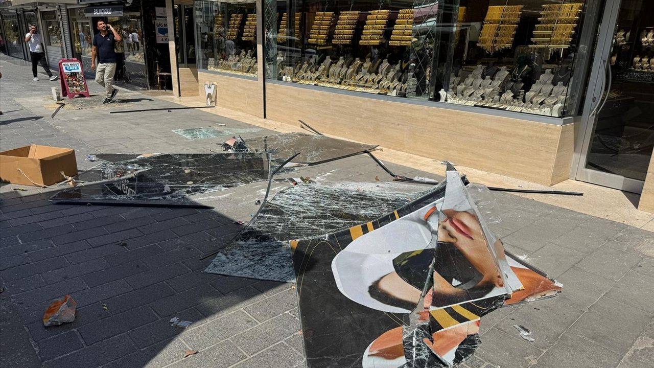 İstanbul'da Fırtına: Cam Düşmesi, Ağaçlar Devrildi, Teleferikler İptal