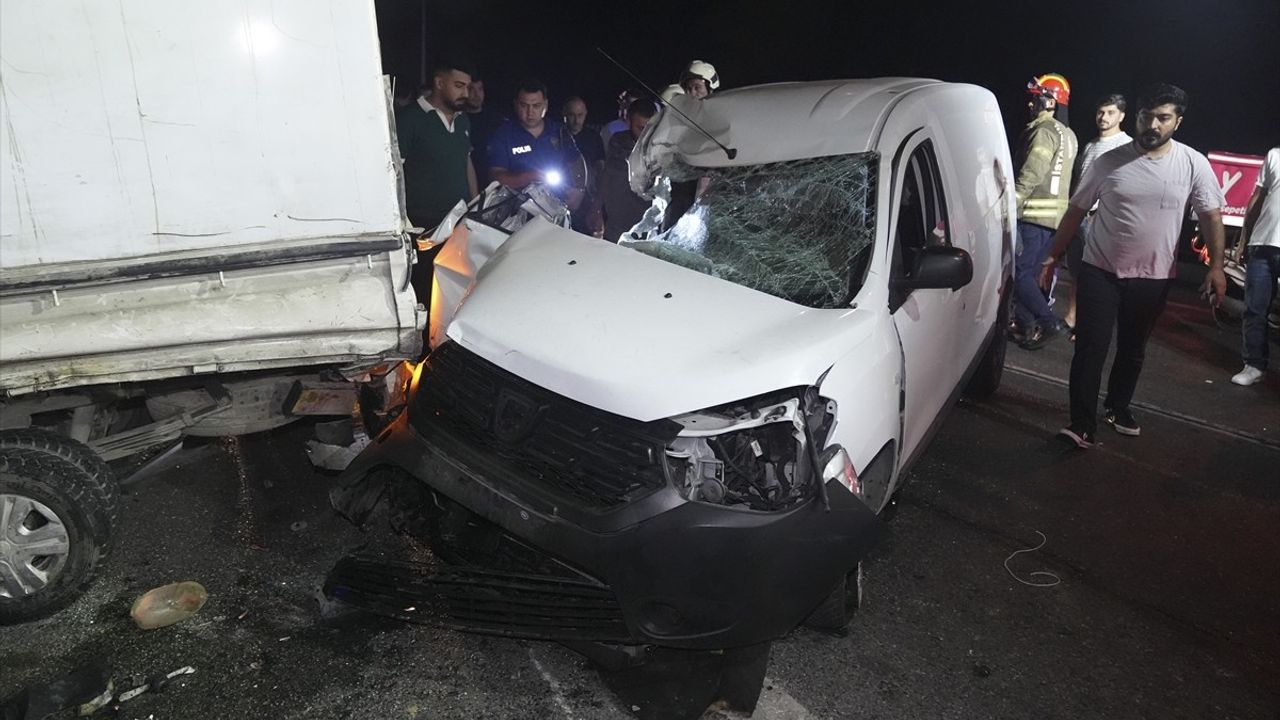 İstanbul'da Hafif Ticari Araç Kamyonete Çarptı: 3 Yaralı